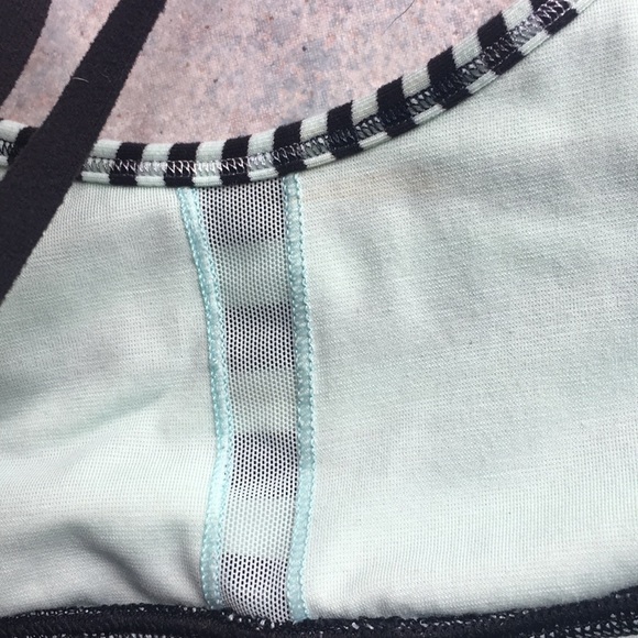Lululemon flow-Y bra in mint and black - Picture 5 of 7